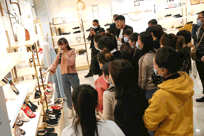 《悠享春意 自然之履》2022福連升春季新品訂貨會(huì)圓滿成功!(圖4) 華北分公司引爆訂貨現(xiàn)場(chǎng)