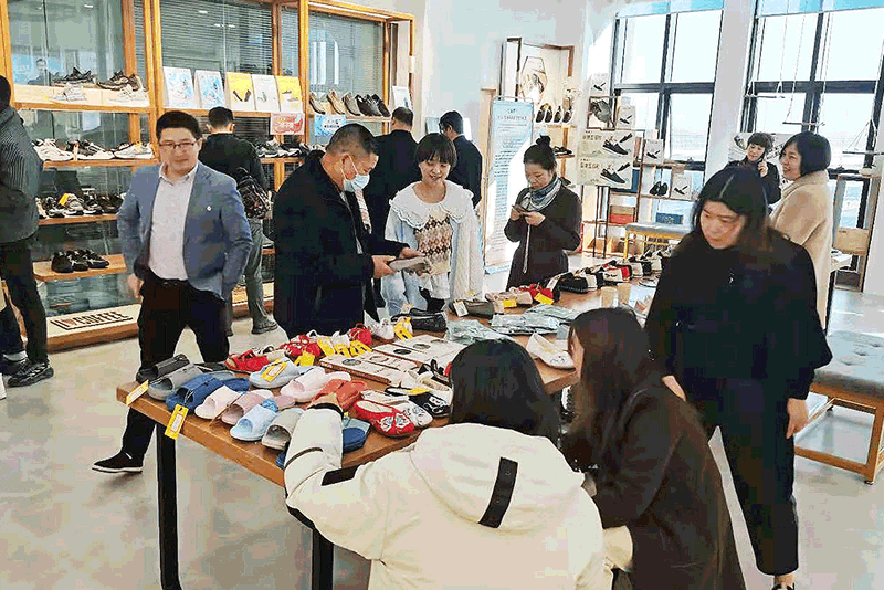 《悠享春意 自然之履》2022福連升春季新品訂貨會(huì)圓滿成功!(圖5) 華東分公司現(xiàn)場(chǎng)
