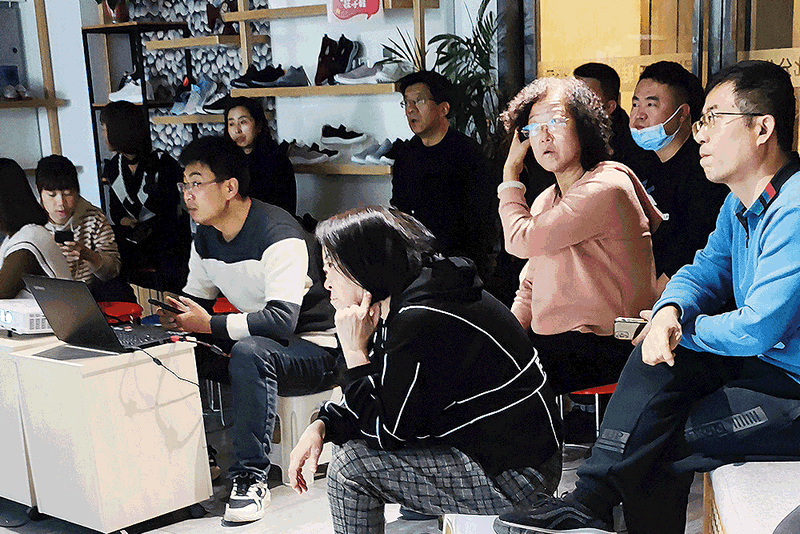 《悠享春意 自然之履》2022福連升春季新品訂貨會(huì)圓滿成功!(圖9) 西北分公司訂貨現(xiàn)